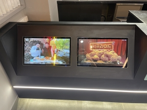 BBQ Chicken Giảng Võ | Mua lắp 2 màn hình quảng cáo 22inch usb chạy video gà rán.