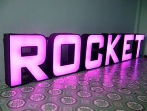 Logo, chữ mica hút nổi cắm LED chiếu sáng
