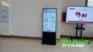 Chi nhánh Hướng Hóa - DQ led việt nam Lắp chuỗi LCD quảng cáo đứng 55" cho Agribank Quảng trị.