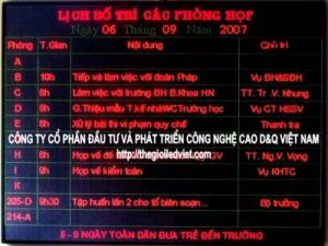 bang lich hop dien tu 3 mau p7 62mm trong nha