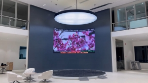 chi nhanh byd auto ev thanh hoa dq lap man hinh cong led p2 deo giua showroom id2636