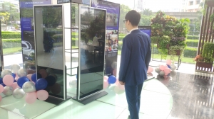 hang lexus thang long mua 2 man hinh cam ung tuong tac 55inch chan dung id2537