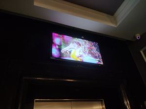 lap lcd quang cao 32 inch wifi tai sanh thang may jm marvel hotel spa id2294