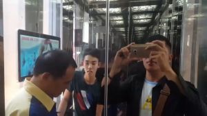 lap man hinh quang cao trong thang may khai truong spa coffee rooftop bcons tp ho chi minh id1877