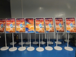 lcd sac pin chay luon man hinh 22 24 32 43 inch xoay 360 do tien loi moi vi tri bang chi dan