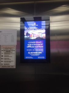 man hinh lcd quang cao treo tuong trong thang may id1358