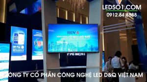 man hinh quang cao lcd 43 inch lap tai quay trung bay bidv id1661