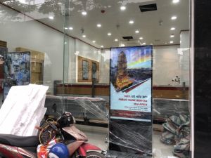 publicbank khai truong 117 dai la lap dat 2 chan dung quang cao 55 hien thi thong tin id2330