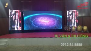 thi cong 3 man hinh led p2 5 trong nha cho truong quoc te nam viet