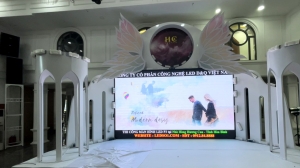 trung tam su kien tiec cuoi huong cau hoa binh lap man hinh led p3 trong nha id2492