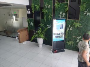 van chuyen lap dat man hinh quang cao 55inch chan dung wifi tai cty imexco kcn tp hung yen id2228
