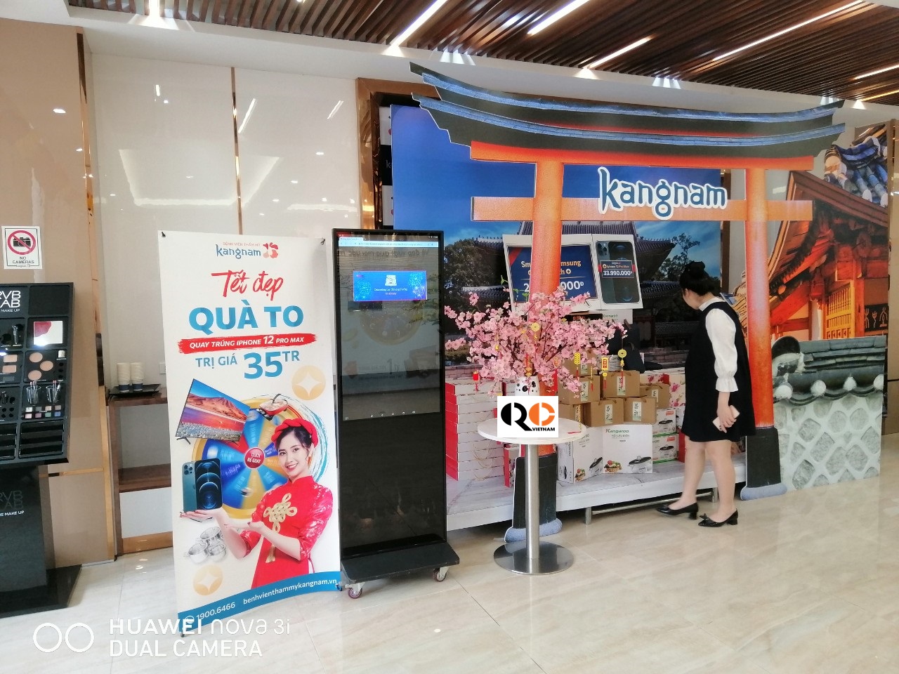 Cho thuê màn hình quảng cáo LCD chân đứng 42 inch - qctech.vn