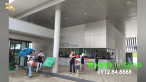 Bảo Tàng Quân Sự Việt Nam | Lắp màn hình LCD quảng cáo chạy nội dung 32 inch Wifi, tại cửa bán vé.