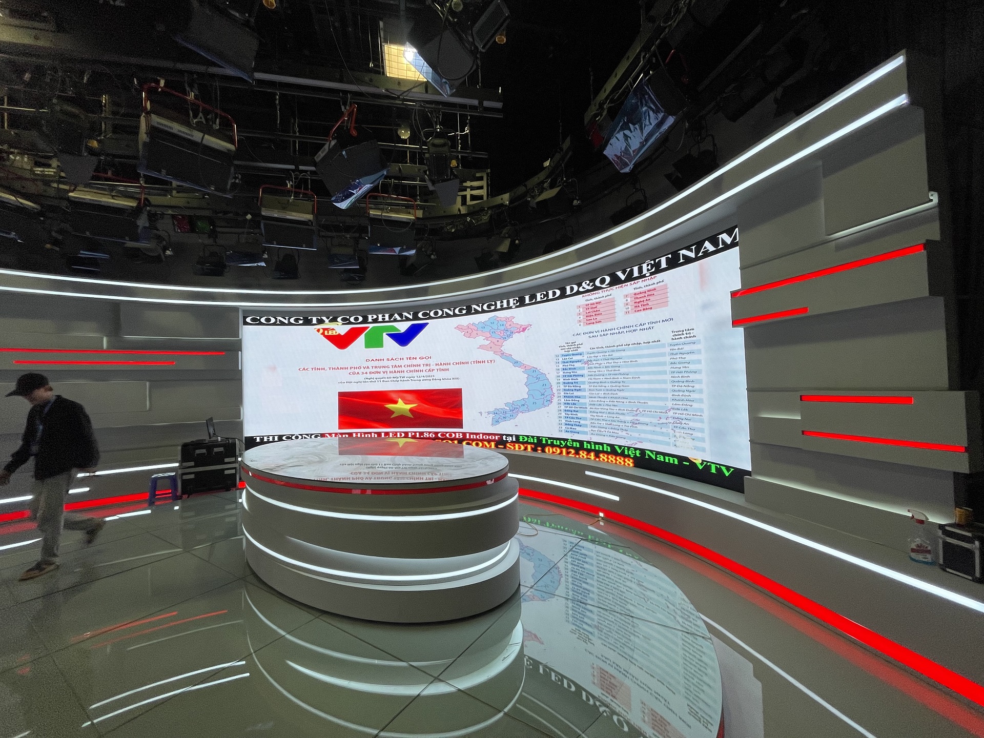 Đài Truyền hình Việt Nam VTV | D&Q Thi Công Màn hình LED Cabin COB 1.8 – Kênh “Vietnam today”