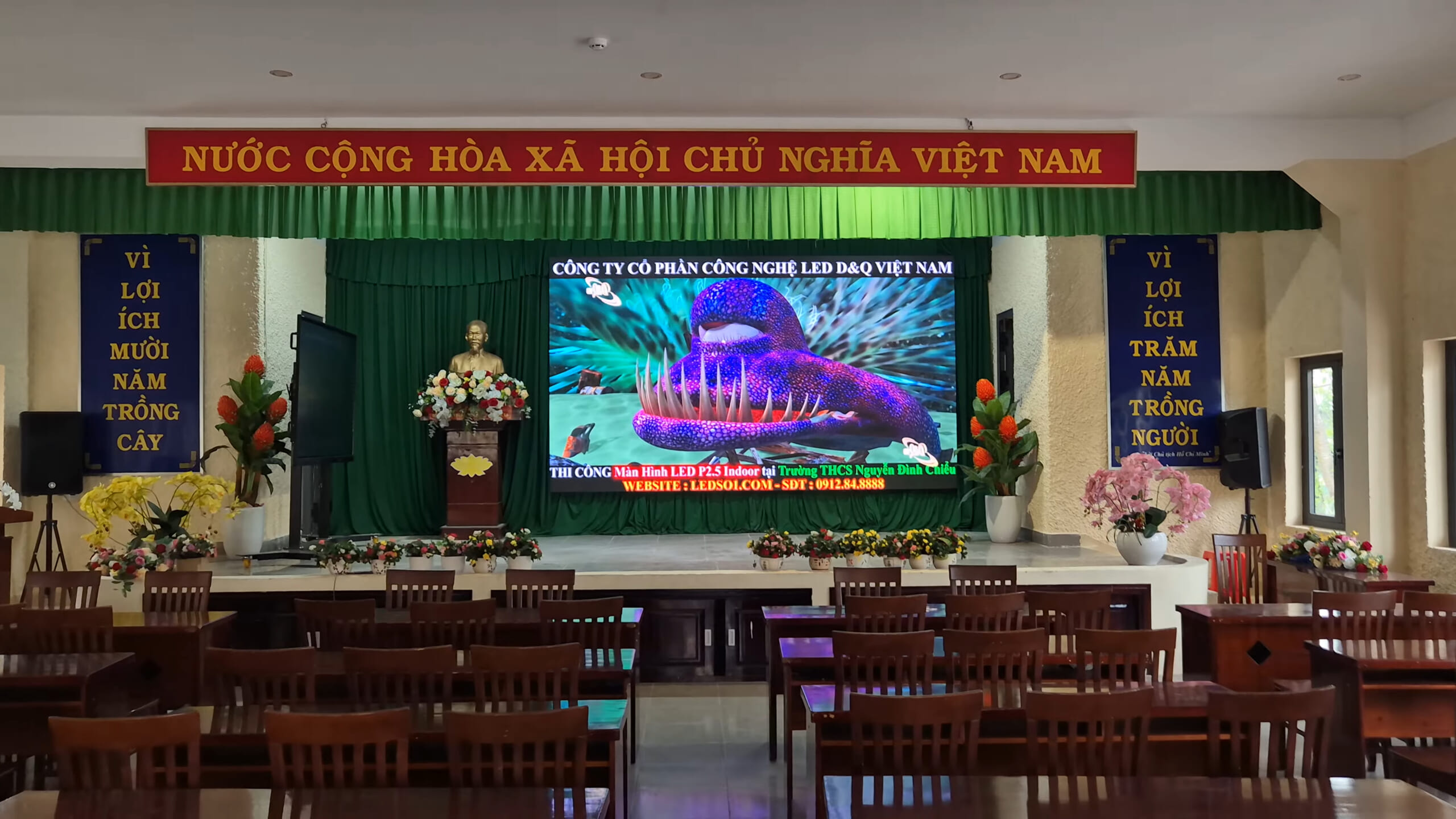Trường THCS Nguyễn Đình Chiểu | Thi công gói thầu màn hình LED COB P2.5 trong hội trường lớn.
