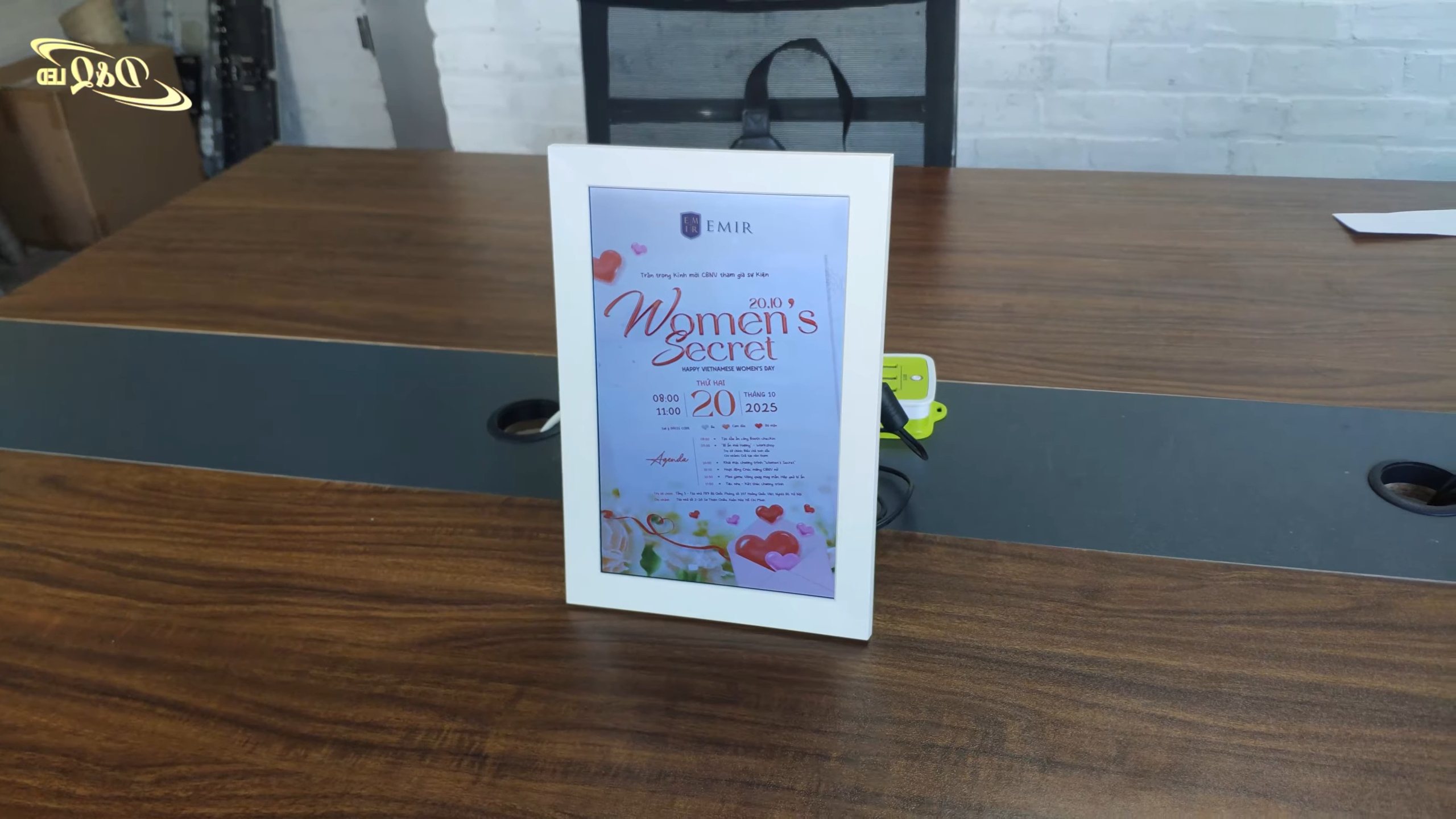 Cty DQ cung cấp và lắp đặt màn hình quảng cáo LCD treo dọc 9-10inch trên Toàn quốc, giá tốt nhất VN