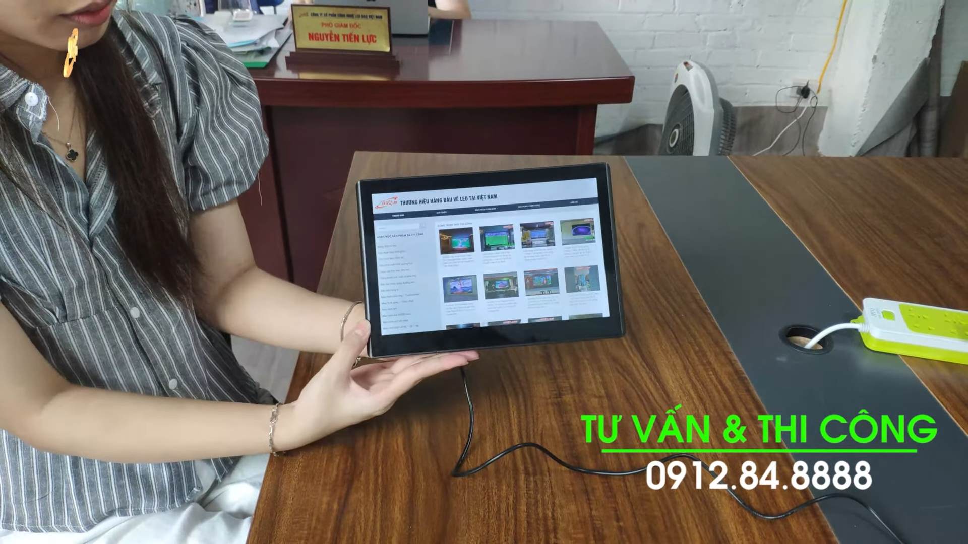 Cty DQ cung cấp và lắp đặt màn hình quảng cáo LCD treo tường 7-8inch trên Toàn quốc, giá tốt nhất VN