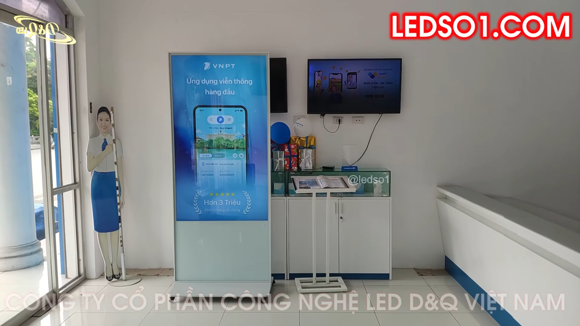 VNPT Minh Khai, Hà Nội | D&Q trúng thầu và lắp màn hình cảm ứng tương tác LCD 65inch chân đứng